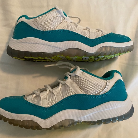 Nike Air Jordan 11 Retro Low in color Aqua Safari size 1.5 kids - Picture 2 of 6